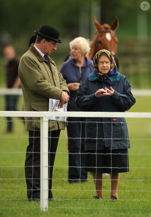 La reine Elizabeth II prenait part au premier jour du Windsor Horse Show le 8 mai 2013 sur les terres de Windsor, quelques heures seulement après avoir assuré l'inauguration en grande pompe du Parlement, à Westminster.