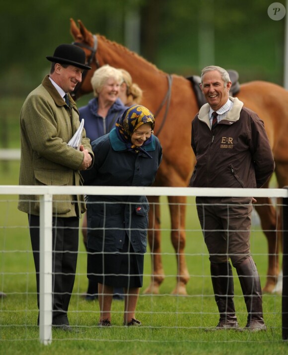 La reine Elizabeth II prenait part au premier jour du Windsor Horse Show le 8 mai 2013 sur les terres de Windsor, quelques heures seulement après avoir assuré l'inauguration en grande pompe du Parlement, à Westminster.