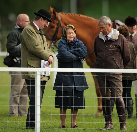La reine Elizabeth II prenait part au premier jour du Windsor Horse Show le 8 mai 2013 sur les terres de Windsor, quelques heures seulement après avoir assuré l'inauguration en grande pompe du Parlement, à Westminster.