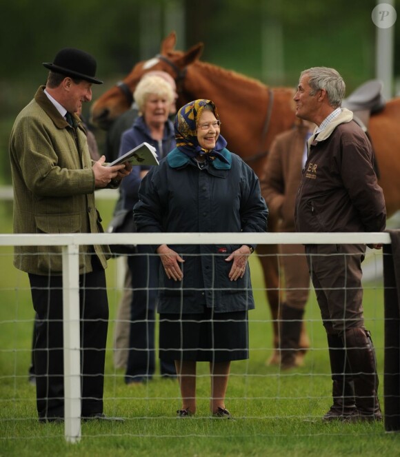 La reine Elizabeth II prenait part au premier jour du Windsor Horse Show le 8 mai 2013 sur les terres de Windsor, quelques heures seulement après avoir assuré l'inauguration en grande pompe du Parlement, à Westminster.