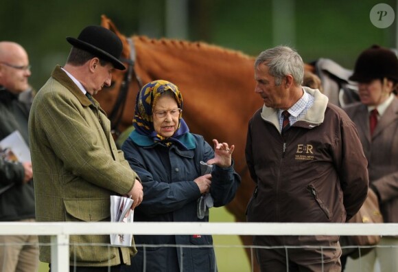 La reine Elizabeth II prenait part au premier jour du Windsor Horse Show le 8 mai 2013 sur les terres de Windsor, quelques heures seulement après avoir assuré l'inauguration en grande pompe du Parlement, à Westminster.