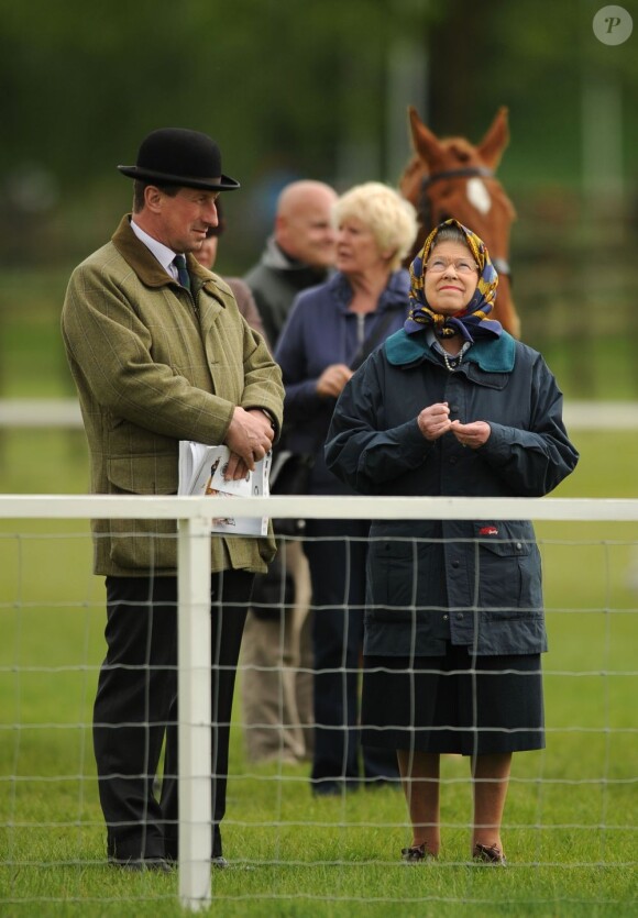 La reine Elizabeth II prenait part au premier jour du Windsor Horse Show le 8 mai 2013 sur les terres de Windsor, quelques heures seulement après avoir assuré l'inauguration en grande pompe du Parlement, à Westminster.