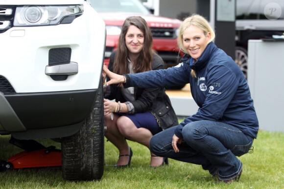 Zara Phillips en train de changer un pneu au Windsor Horse Show le 8 mai 2013 pour lancer le programme de bourse Range Rover Evoque WISE Scholarship.
