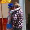 Moment de tendresse en pleine balade pour Johnny Hallyday et sa femme Laeticia à Beverly Hills, le 8 mai 2013.