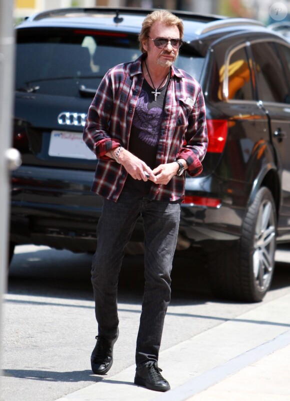 Johnny Hallyday et sa femme Laeticia Hallyday se promenent a Beverly Hills, le 8 mai 2013. Johnny Hallyday stops for lunch with his wife Laeticia in Beverly Hills, California on May 8, 2013.08/05/2013 - Beverly Hills