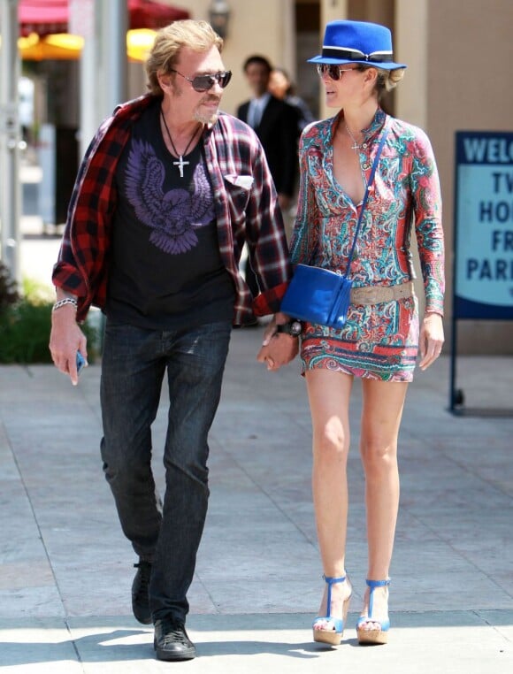Johnny Hallyday et sa femme Laeticia Hallyday se promènent à Beverly Hills, le 8 mai 2013.