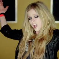 Avril Lavigne : Vandale et ado attardée dans ''Here's To Never Growing Up''