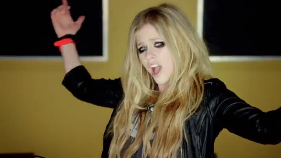 Avril Lavigne : Vandale et ado attardée dans ''Here's To Never Growing Up''