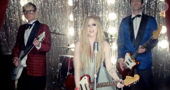 Avril Lavigne, a dévoilé le clip de son nouveau titre intitulé Here's to never growing up.
