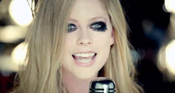 Avril Lavigne, a dévoilé le clip de son nouveau single intitulé Here's to never growing up.