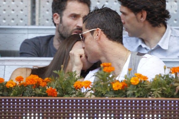 Cristiano Ronaldo et Irina Shayk ne peuvent plus se retenir ! Ils assistent au match entrel Nadal et Ferrer à l'open de tennis de Madrid le 10/05/2013