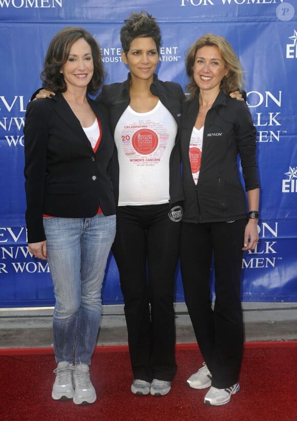 Julia Goldin, Halle Berry (enceinte), Lilly Tartikoff au 20e Revlon Run/Walk For Women à Los Angeles, le 11 Mai 2013.