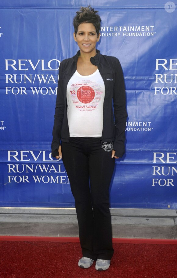 Halle Berry pose au 20e Revlon Run/Walk For Women à Los Angeles, le 11 Mai 2013.