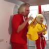 Richard Branson à bord d'un vol Air Asia, en hôtesse de l'air à la suite d'un pari perdu, le dimanche 12 mai 2013.