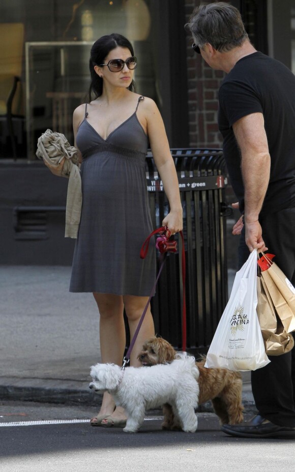Alec Baldwin et sa femme Hilaria dans les rues de New York, le 10 mai 2013.