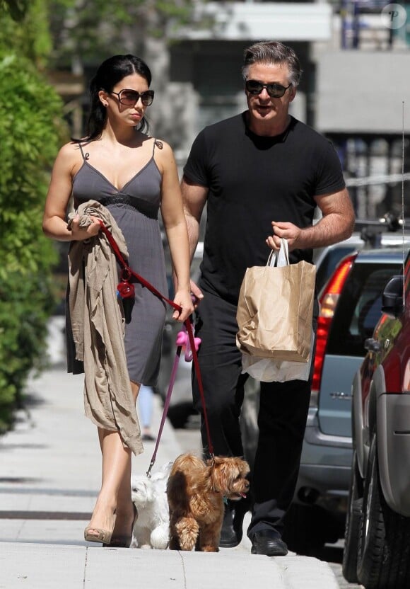 Alec Baldwin et son épouse Hilaria dans les rues de New York, le 10 mai 2013.