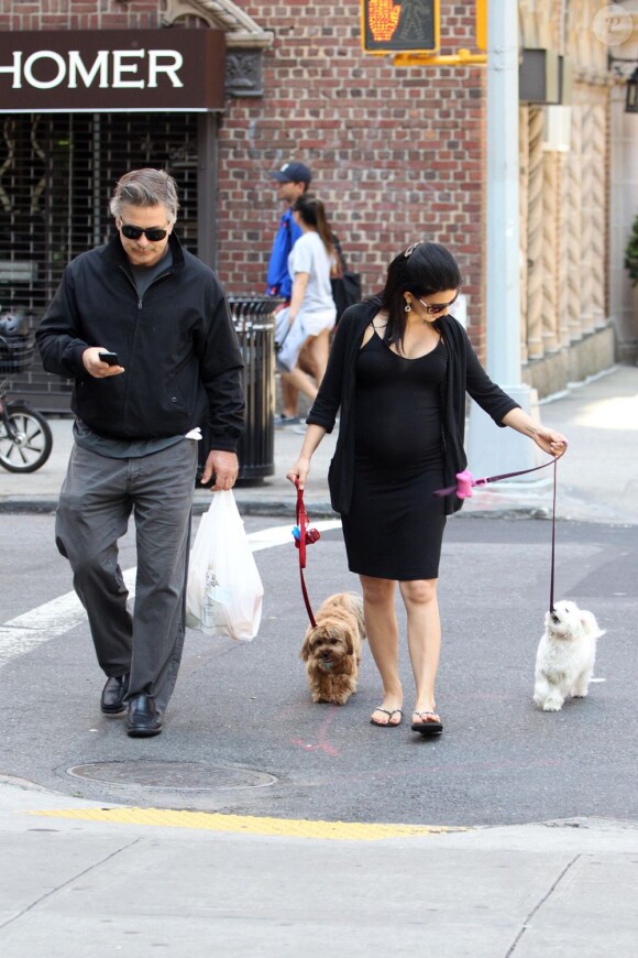 Alec Baldwin et sa femme Hillaria Thomas (enceinte) dans les rues de New York, le 12 mai 2013.
