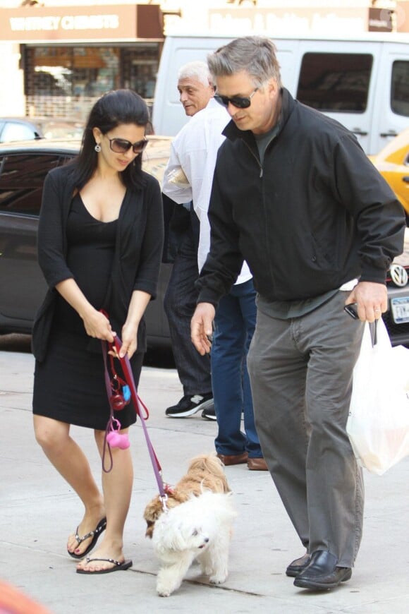 Alec Baldwin et sa femme Hilaria Thomas (enceinte) dans les rues de New York, le 12 mai 2013.