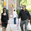 Alec Baldwin et sa femme Hilaria Thomas (enceinte) dans les rues de New York, le 12 mai 2013.