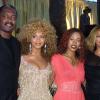 Beyoncé entourée de sa soeur Solange Knowles, de son père Mathew et de sa mère Tina, à Los Angeles, en 2002.