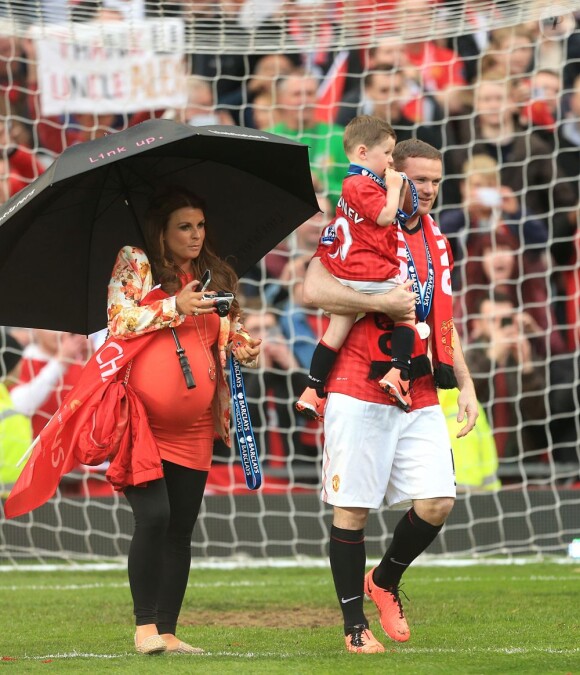 Coleen Rooney et son mari Wayne Rooney, accompagné de leur fils Kai, lors de la cérémonie de remise des médailles célébrant le titre de champion d'Angleterre de Manchester United, à Old Trafford, le 12 mai 2013