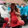 Coleen Rooney, souriante, et son petit garçon Kai lors de leur arrivée à Old Trafford pour le dernier match de Sir Alex Ferguson à domicile le 12 mai 2013 face à Swansea