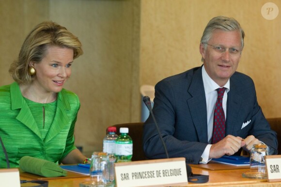 La princesse Mathilde et le prince Philippe de Belgique lors de leur visite au siège du Comité international olympique (CIO) à Lausanne, le 13 mai 2013. Le couple princier en a profité pour rendre hommage à son compatriote Jacques Rogge, qui quittera ses fonctions de président du CIO en fin d'année.