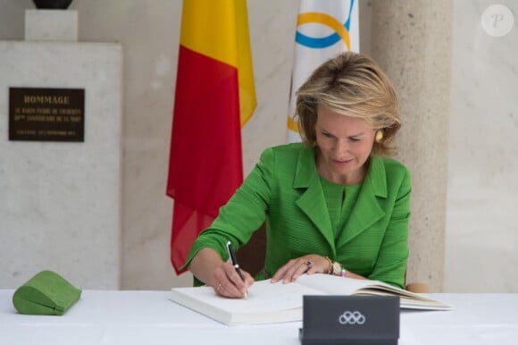 La princesse Mathilde de Belgique signe le livre d'or en visite au siège du Comité international olympique (CIO) à Lausanne, le 13 mai 2013. Le couple princier en a profité pour rendre hommage à son compatriote Jacques Rogge, qui quittera ses fonctions de président du CIO en fin d'année.