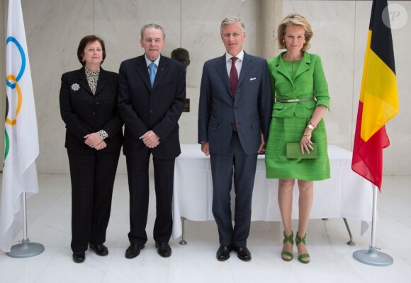 La princesse Mathilde, éclatante, et le prince Philippe de Belgique en visite au siège du Comité international olympique (CIO) à Lausanne, le 13 mai 2013. Le couple princier en a profité pour rendre hommage à son compatriote Jacques Rogge, qui quittera ses fonctions de président du CIO en fin d'année.