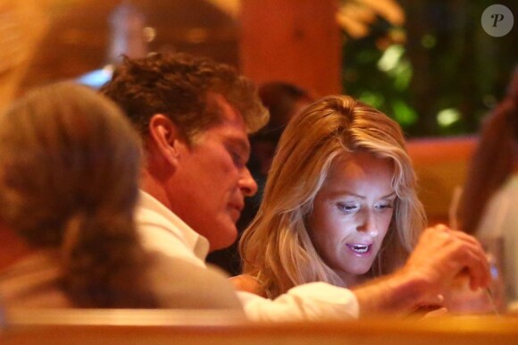 David Hasselhoff et sa compagne Hayley Roberts mangent au Islands restaurant à Los Angeles, le 8 mai 2013.