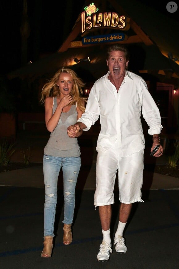David Hasselhoff et sa compagne Hayley Roberts vont manger au Islands restaurant à Los Angeles, le 8 mai 2013.