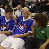 Zinédine Zidane et Vincent Candela lors d'un match pour l'Académie Bernard Diomède au palais des Sports Robert-Charpentier à Issy-les-Moulineaux le 13 mai 2013 avec les membres de l'équipe de France 98