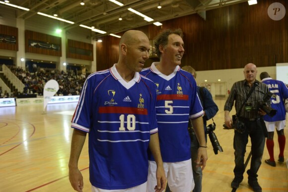 Zinédine ZIdane et Laurent Blanc lors d'un match pour l'Académie Bernard Diomède au palais des Sports Robert-Charpentier à Issy-les-Moulineaux le 13 mai 2013 avec les membres de l'équipe de France 98