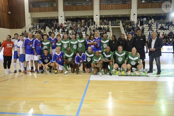 France 98 et ses adversaires lors d'un match pour l'Académie Bernard Diomède au palais des Sports Robert-Charpentier à Issy-les-Moulineaux le 13 mai 2013 avec les membres de l'équipe de France 98