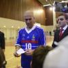 Zinédine Zidane lors d'un match pour l'Académie Bernard Diomède au palais des Sports Robert-Charpentier à Issy-les-Moulineaux le 13 mai 2013 avec les membres de l'équipe de France 98