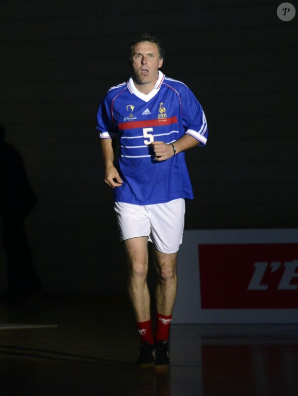 Laurent Blanc lors d'un match pour l'Académie Bernard Diomède au palais des Sports Robert-Charpentier à Issy-les-Moulineaux le 13 mai 2013 avec les membres de l'équipe de France 98