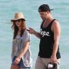 Kate Walsh se promène sur la plage avec son petit ami Chris Case à Miami, le 12 décembre 2012.