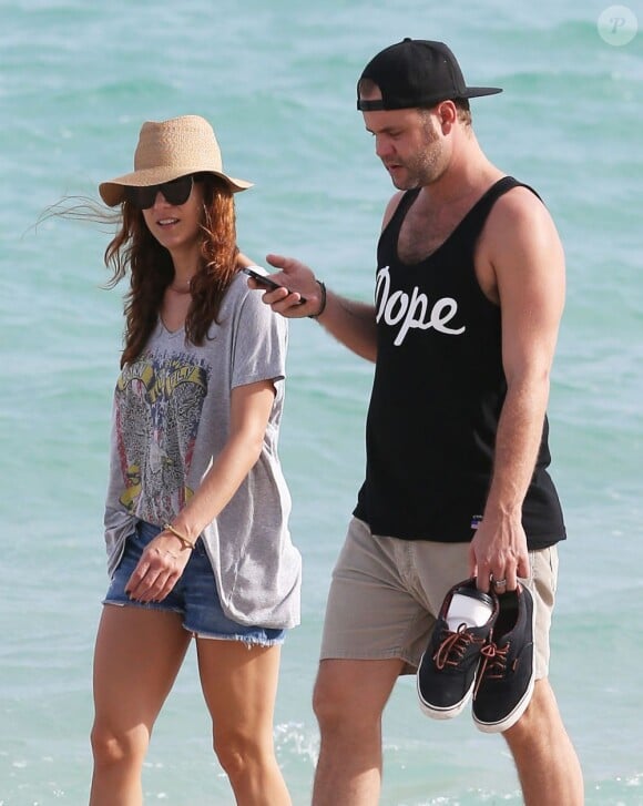 Kate Walsh se promène sur la plage avec son petit ami Chris Case à Miami, le 12 décembre 2012.