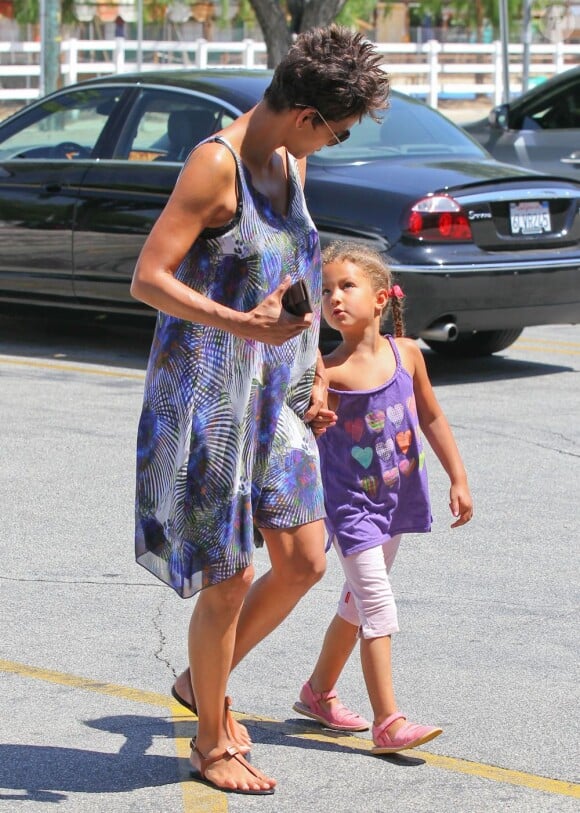 Après l'école, Halle Berry a fait du shopping avec sa fille Nahla à Los Angeles, le 14 mai 2013.