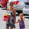 Après avoir été chercher sa fille Nahla à l'école, Halle Berry a fait du shopping. Los Angeles, le 14 mai 2013.