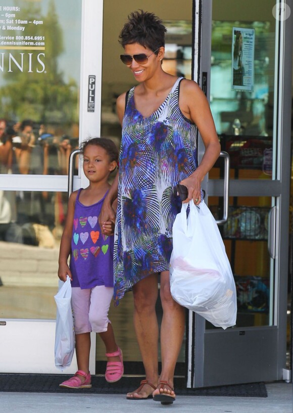 Après être allée chercher sa fille Nahla à l'école, Halle Berry a fait du shopping. Los Angeles, le 14 mai 2013.