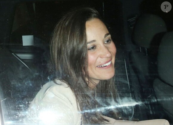 Pippa Middleton quittant le Loulou's au milieu de la nuit le 9 mai 2013, bien ''entamée''...