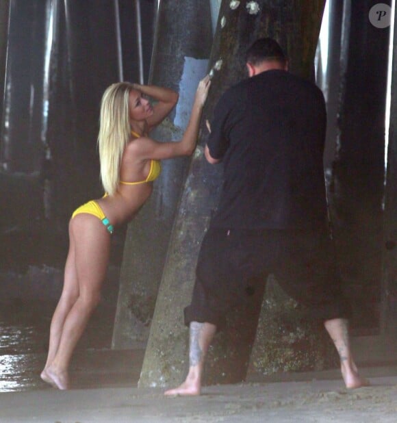 L'ex-Playmate de 26 ans Nikki Leigh se cambre face à l'objectif du photographe Estevan Oriol sur une plage de Santa Monica. Le 14 mai 2013.