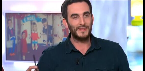 Le chroniqueur Matthieu Noël a diffusé la séquence de la chute de Patrick Hernandez sur le plateau de C à vous, sur France 5, lorsqu'il était invité le 10 mai 2013.