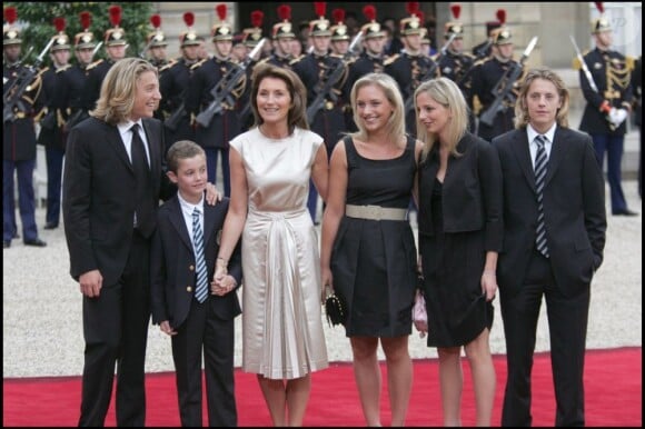 Jean Sarkozy, Louis Sarkozy, Cécilia Attias (encore épouse de Nicolas Sarkozy à l'époque), Jeanne Marie et Judith Martin et Pierre Sarkozy. Le 16 mai 2007 à Paris.