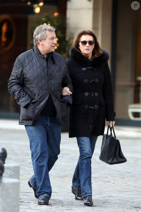Richard et Cécilia Attias se promènent dans le quartier de Saint-Germain-Des-Prés à Paris, le 15 décembre 2012.