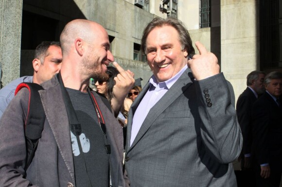 Gérard Depardieu, entre rire et doigt d'honneur à New York le 3 mai 2013.