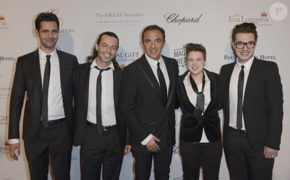 Les quatre finalistes heureux de The Voice 2, Nuno Resende, Olympe, Loïs et Yoann Fréget aux côtés de Nikos Aliagas, lors du Global Gift Gala à l'initiative d'Eva Longoria, à l'hôtel George V à Paris, le 13 mai 2013
