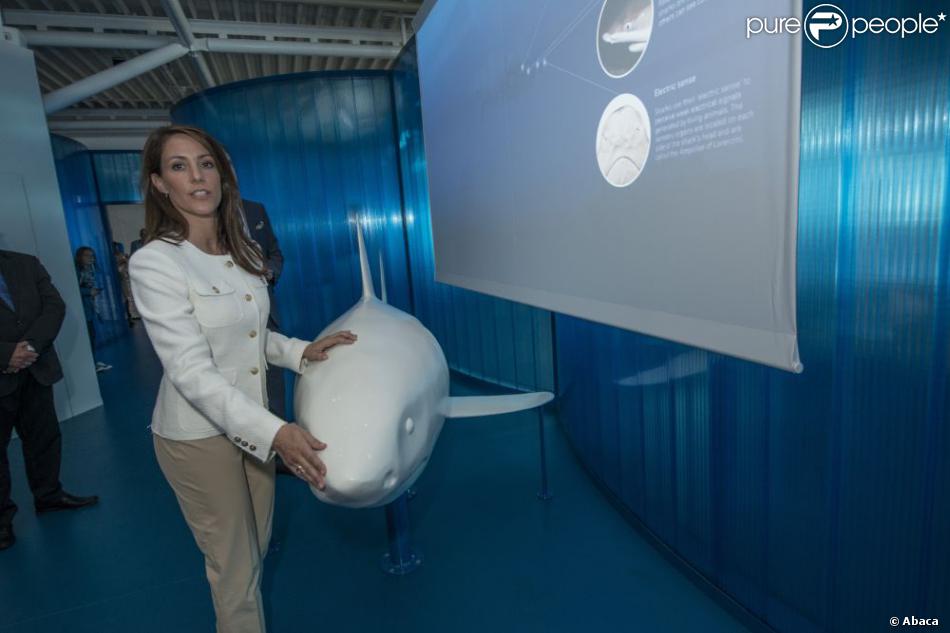  Une rencontre sans danger avec un grand blanc... La princesse Marie de Danemark inaugurait le 16 mai 2013 à l&#039;aquarium de Grenaa la nouvelle attraction &#039;Havet in action&#039; (La mer en action). 
