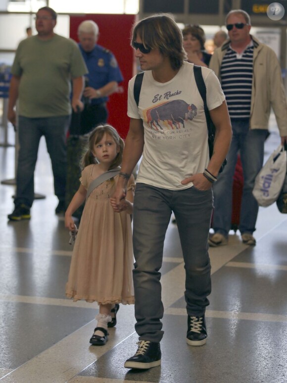 Keith Urban et sa fille Sunday Rose arrivent à l'aéroport de Los Angeles, le 17 mai 2013 pour un vol en direction de Paris.